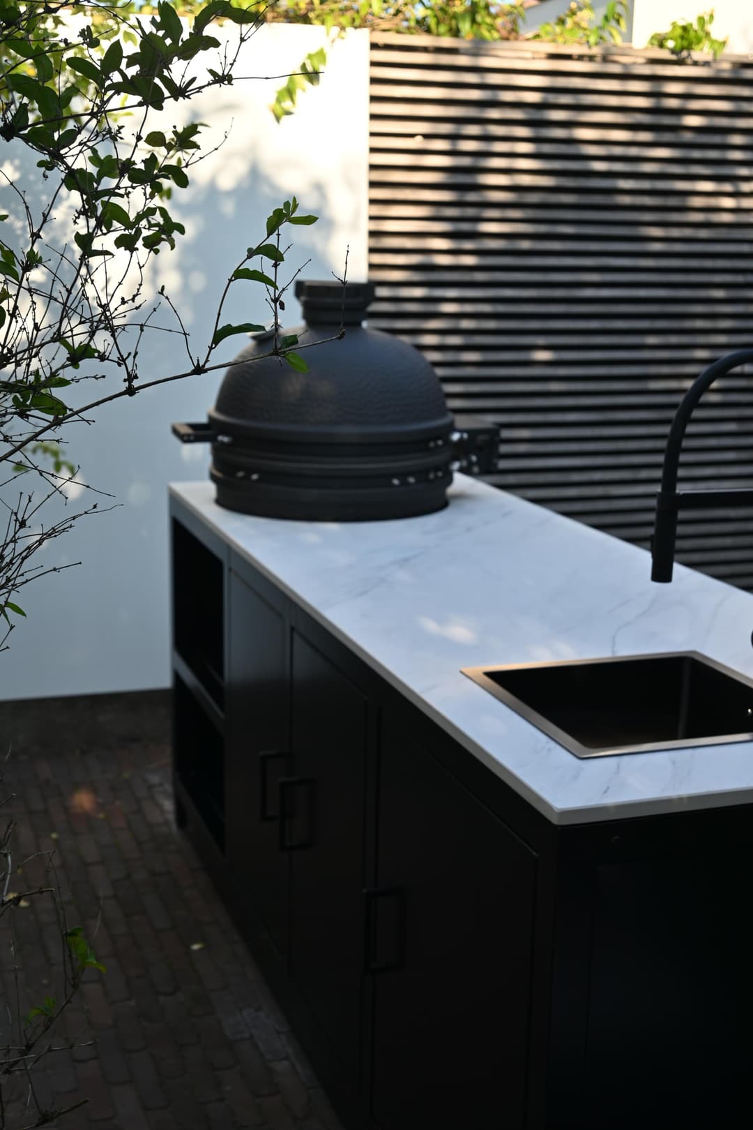 Fieldsman modulaire buitenkeuken van staal met keramisch werkblad in een tuin